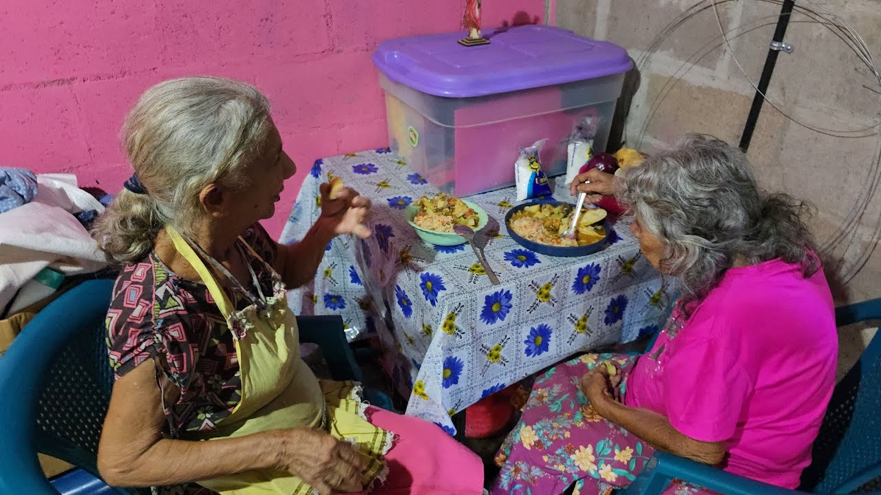 Juan Perez y su esposa cocinan en la Navidad