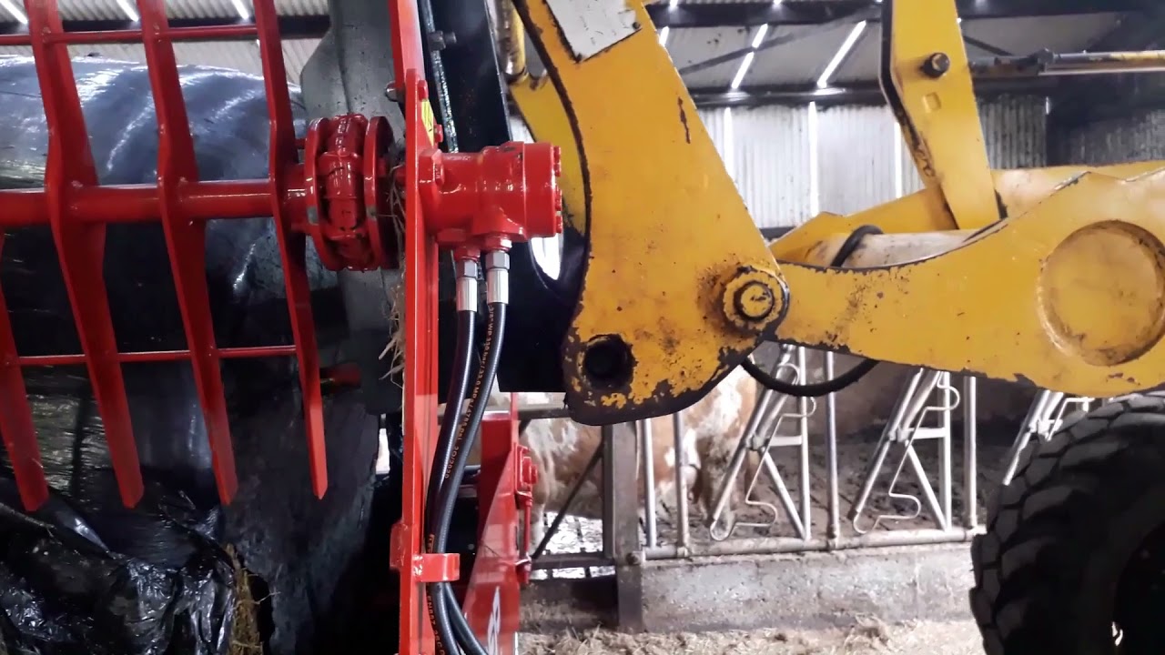 The IEP BALE COMMANDER feeding silage