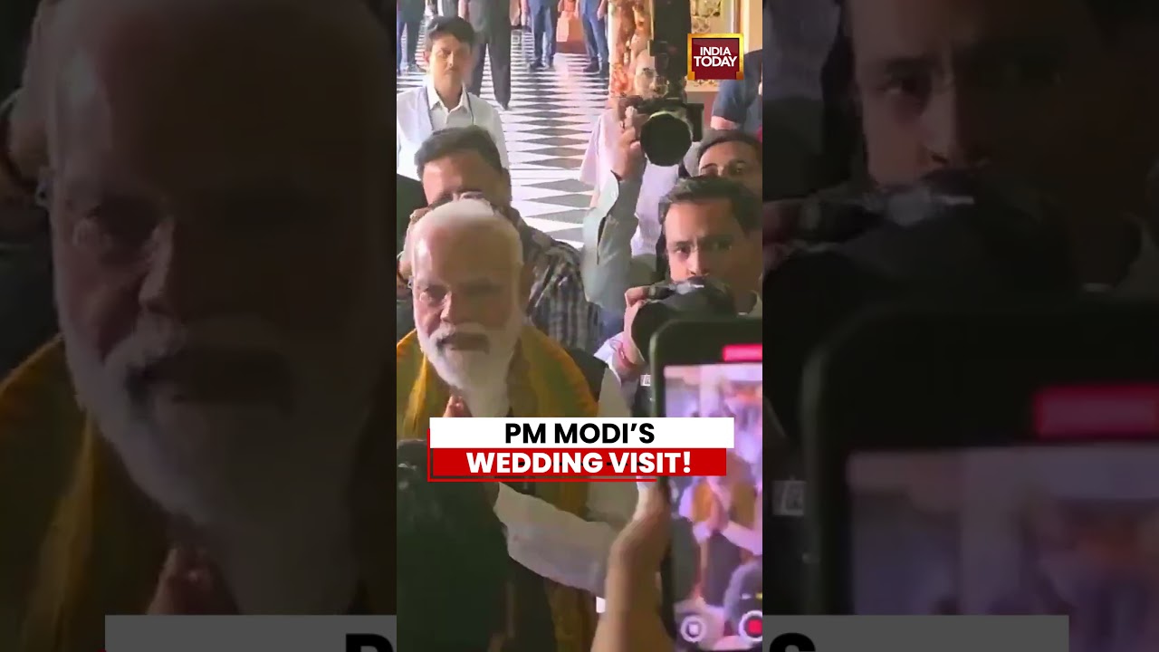 PM Modi Makes Surprise Wedding Visit During Bengal Campaign, Apologises to Couple #pmmodi #bengal