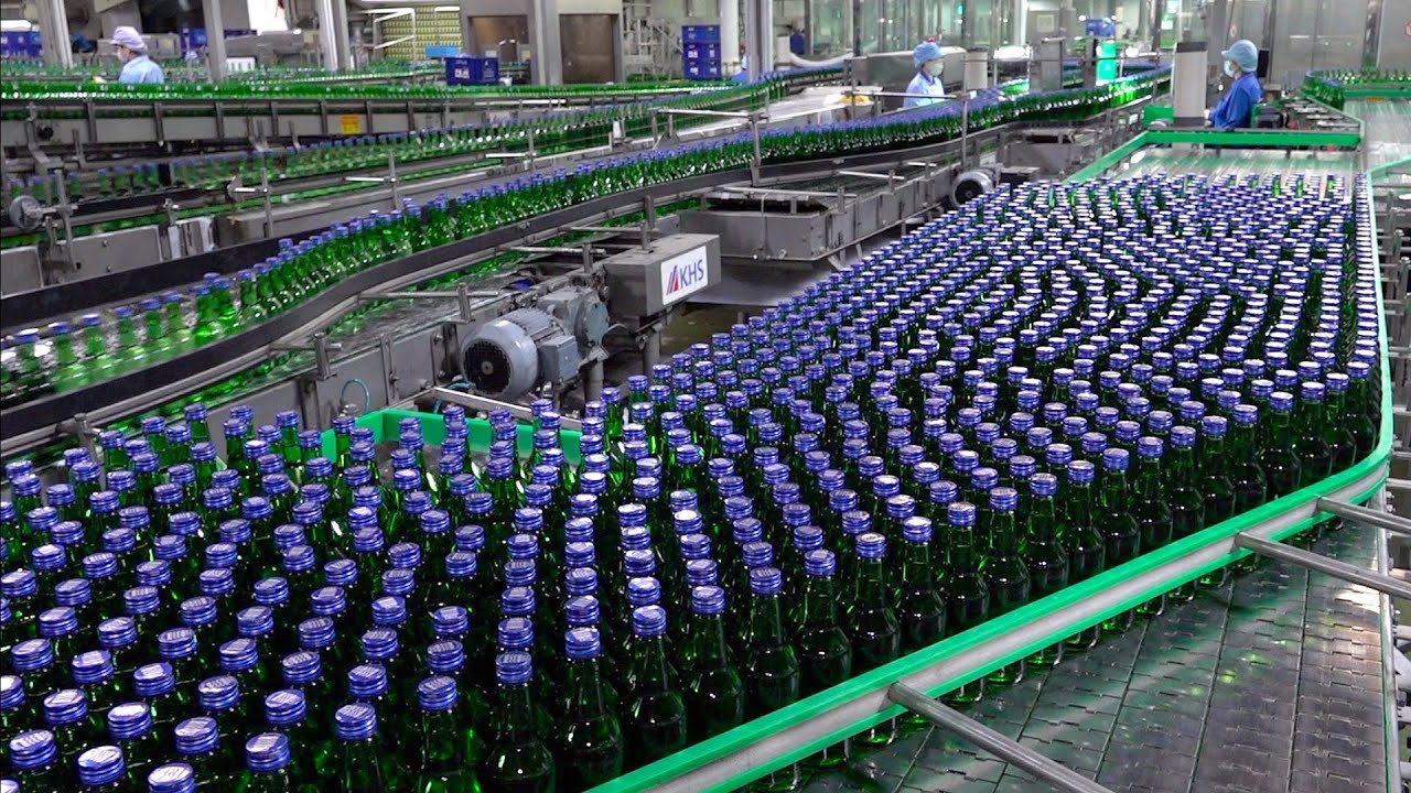 процесс массового производства корейского алкоголя (соджу). Огромный корейский ликероводочный завод.