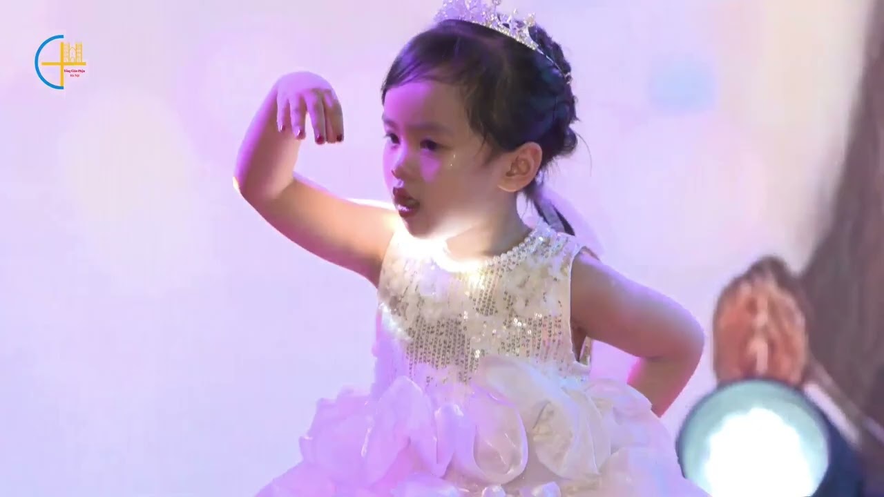 Khánh Vy múa Vòng tay ba mẹ