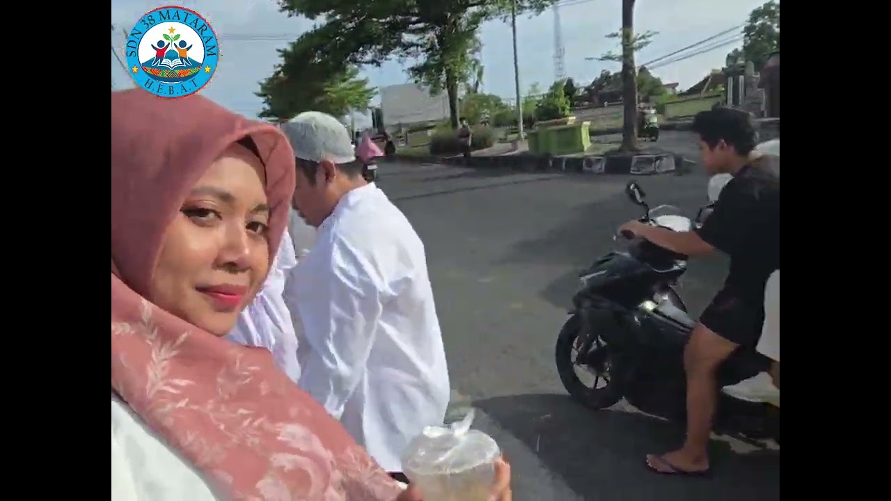 Berbagi Takjil keluarga besar SDN 38 Mataram