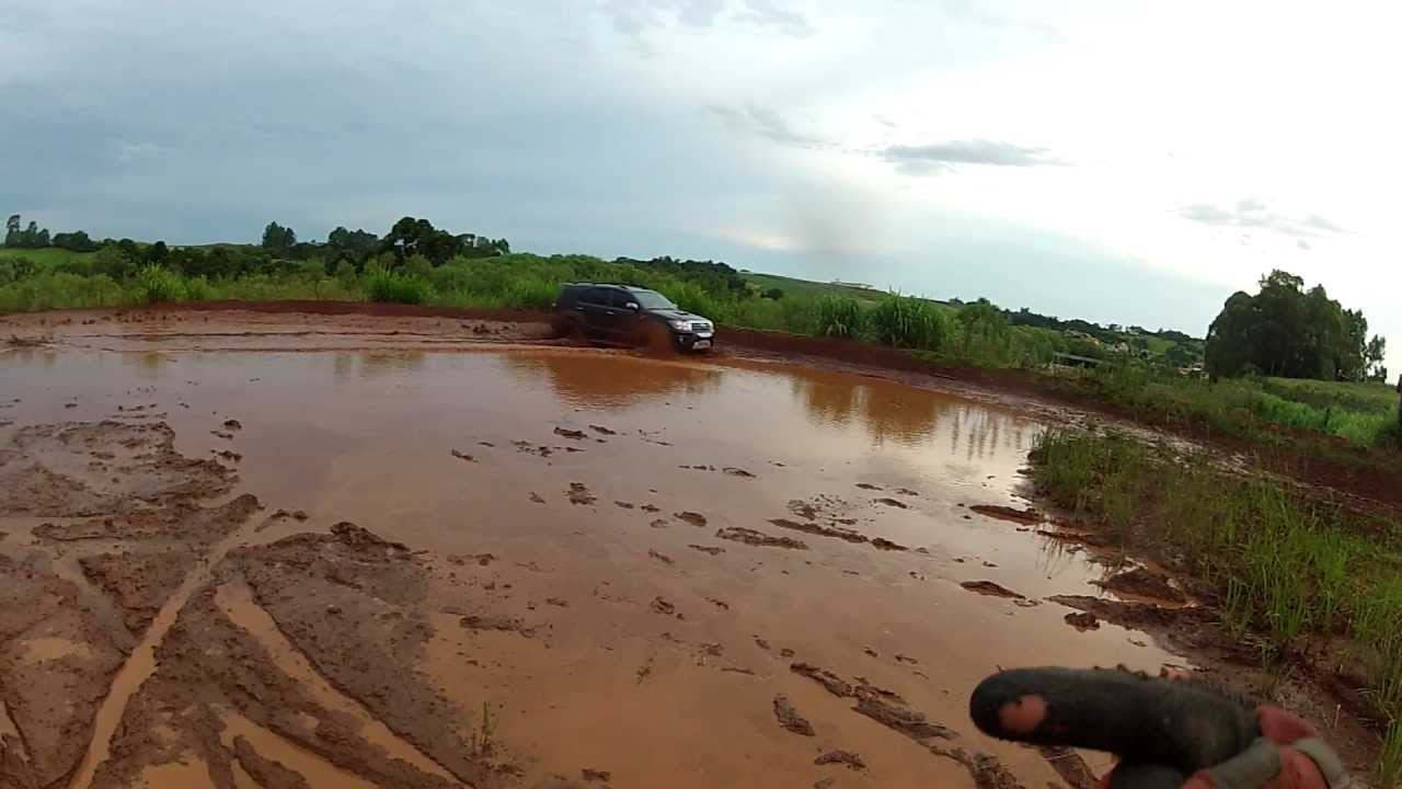 Toyota HILUX SW4 no barro. Milena Acelerando!!!