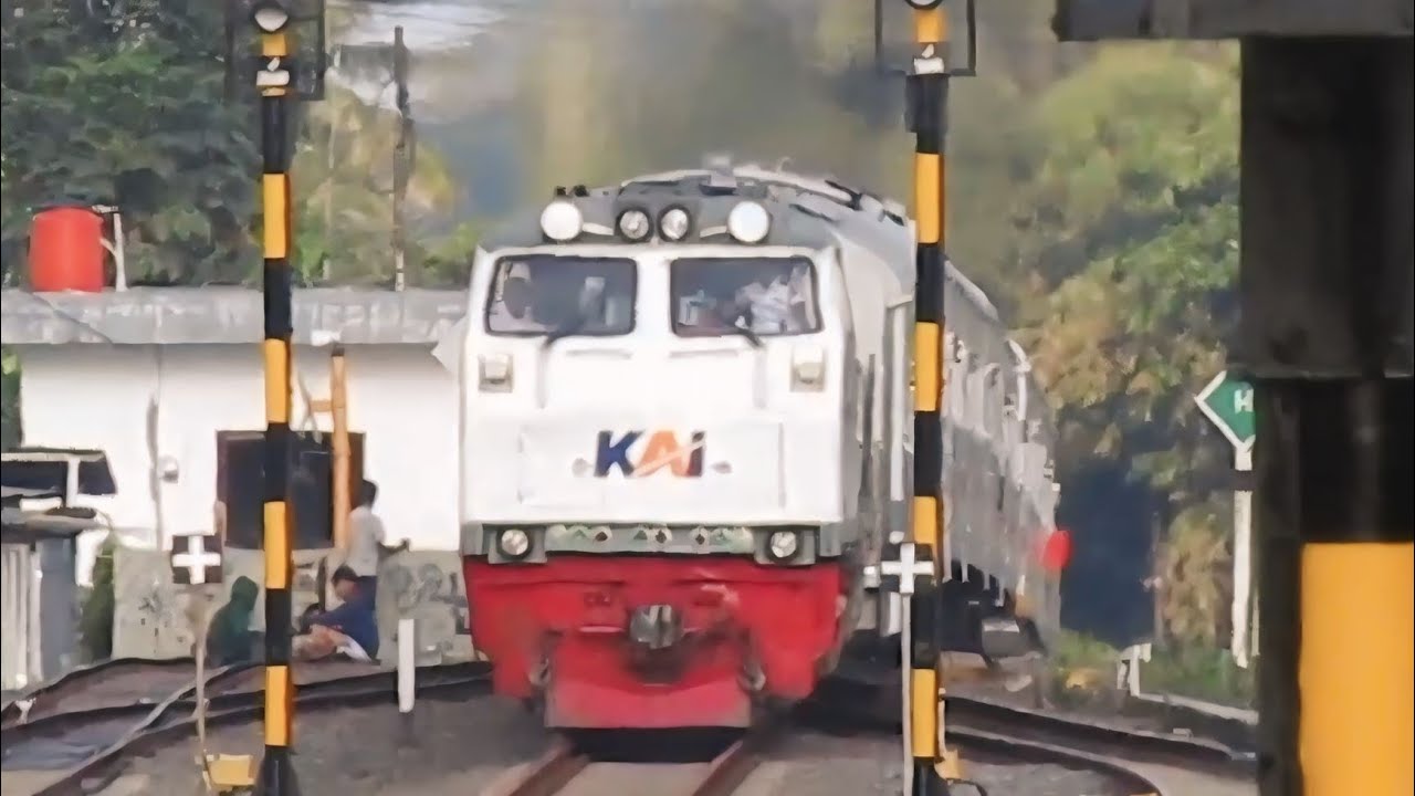 Kereta Pasundan Berjuang Melibas Tanjakan Sebelum JPL 367 Dengan Lancar