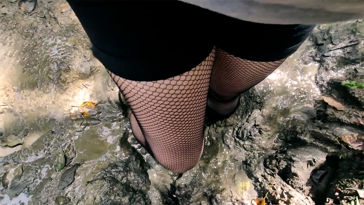 [ 88% ]▫️Girl in Mud Black Pantyhose and White Shoes
