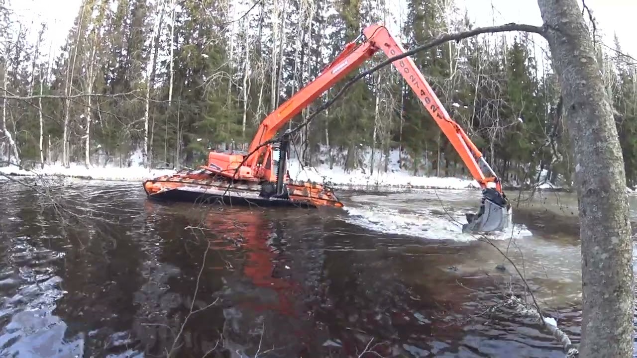 Amin ponttoonikaivuri jokea ruoppaamassa!