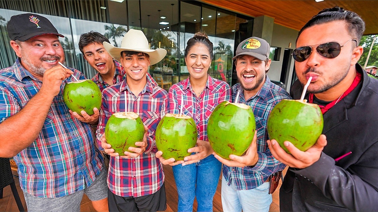 PEGUEI OS COCOS FRESQUINHOS DA FAZENDA! OLHA ESSA ÁGUA DE COCO 😍