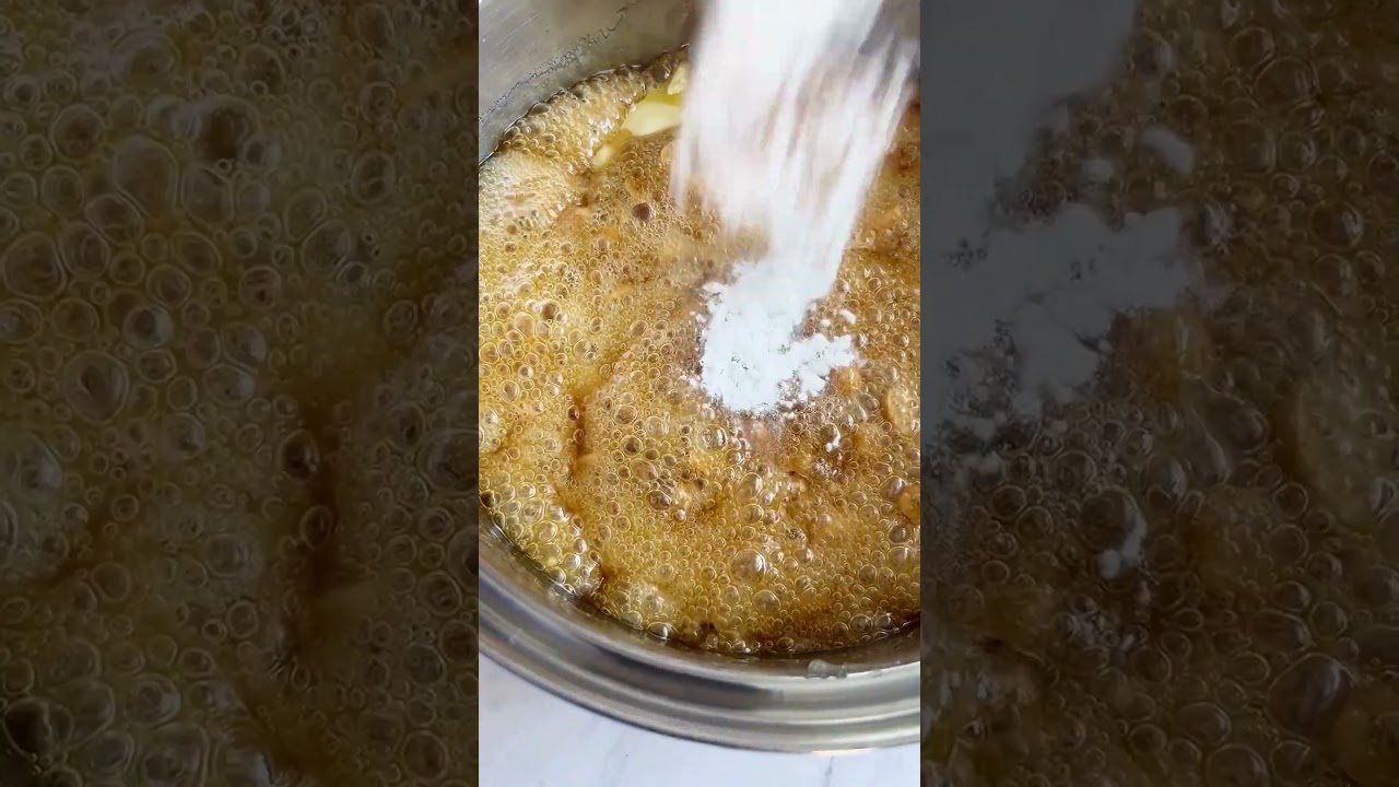 Make this homemade Peanut Brittle with just 6 ingredients! #HomemadeCandy #EasyRecipes