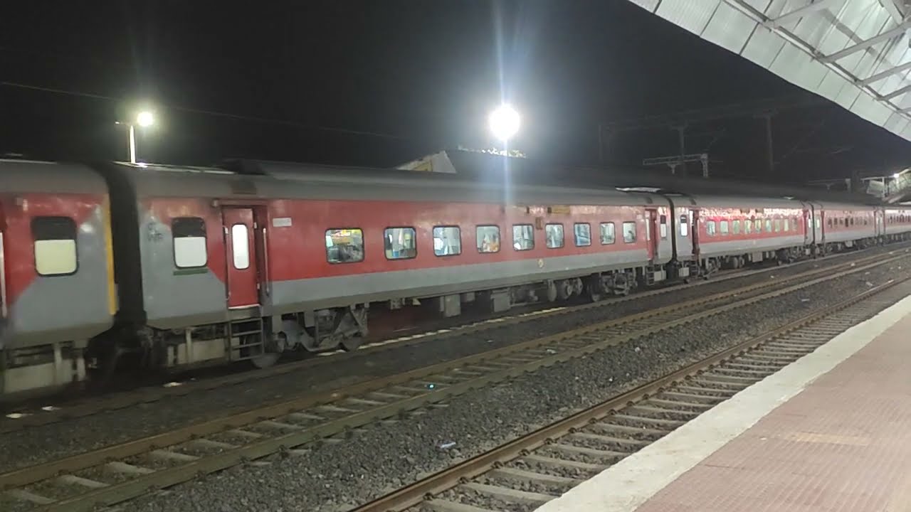 19325 Indore Amritsar express arriving dewas j