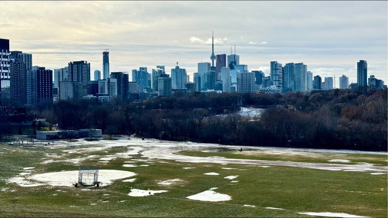 Toronto LIVE: Chistmas Day City Skyline at Riverdale Park. Merry Christmas.