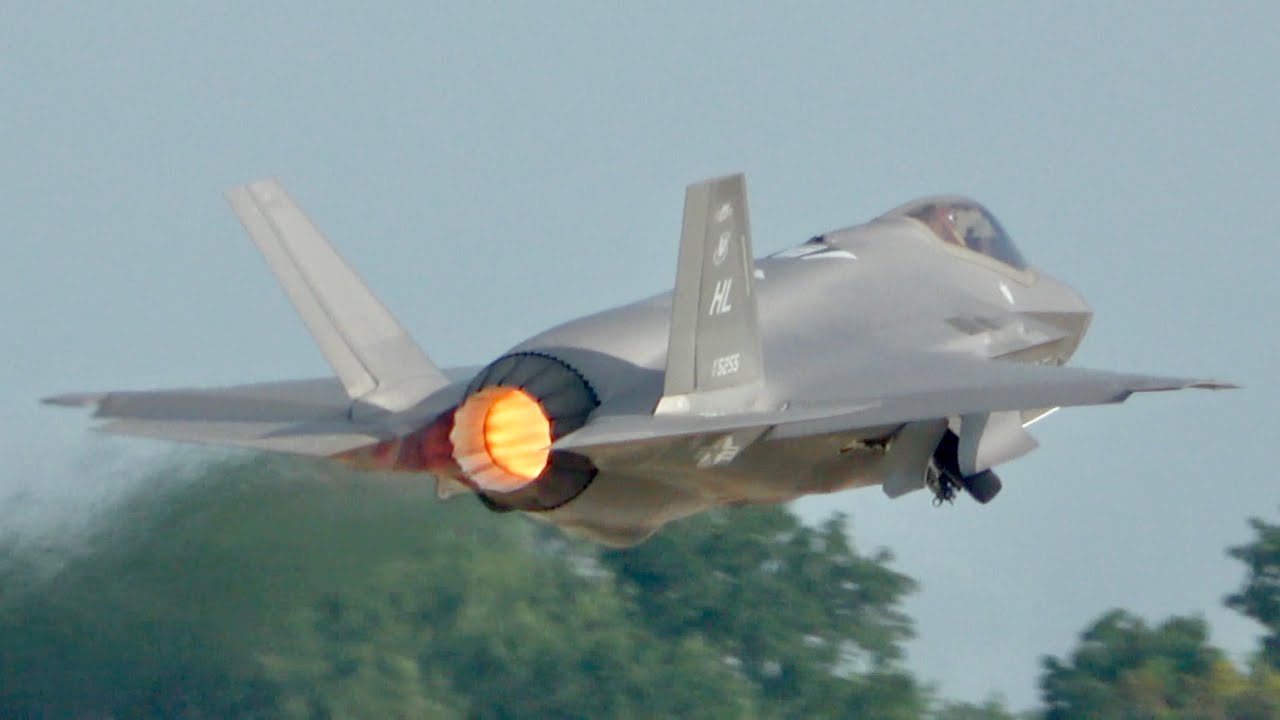 (4K) USAF F-35A LIGHTNING II DEMO! | EAA Airventure Oshkosh 2025