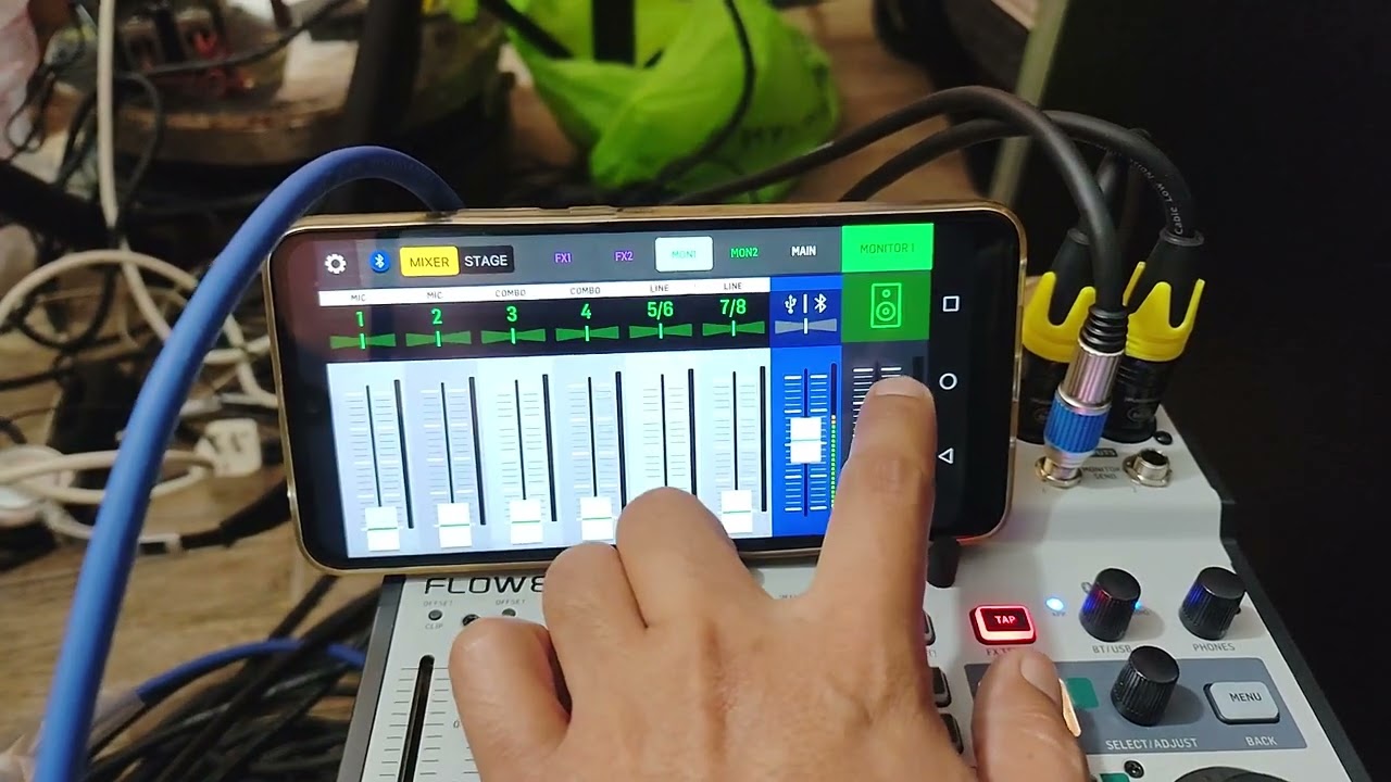 Sound check of Yamaha DBR15, Peavey PVM15 and Behringer Flow 8