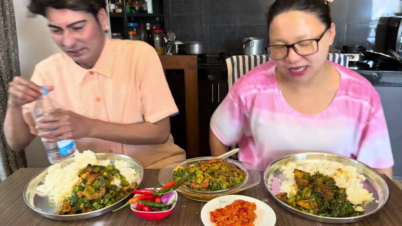 रायोको सागको अचार पनि बनाएर खायौ, दाजु बहिनीको नोक झोक साथमा च्वाचेको मासु भात लिएर उपस्थित भएकाो छौ