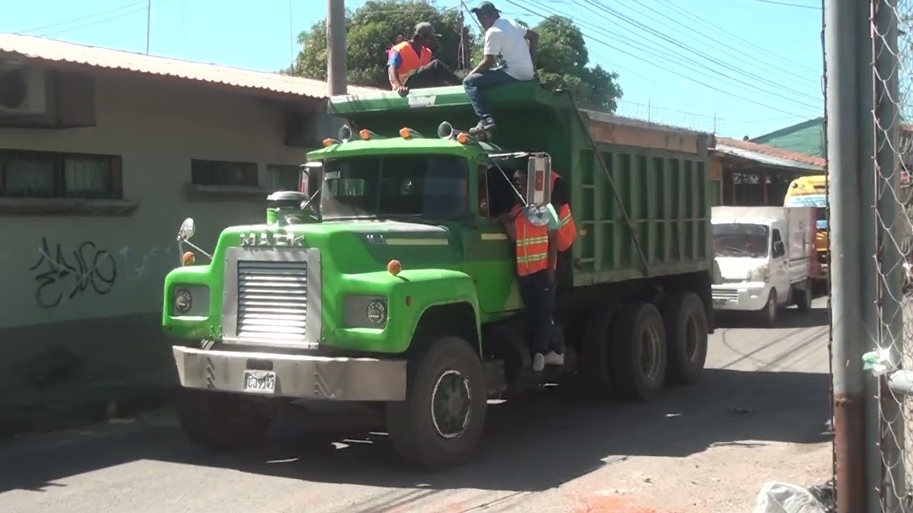 AGUAS DE CHOLUTECA SOLUCIONA EMERGENCIA DE UNA  DENUNCIA POR DERRAME AGUAS NEGRAS EN B° EL CORBET