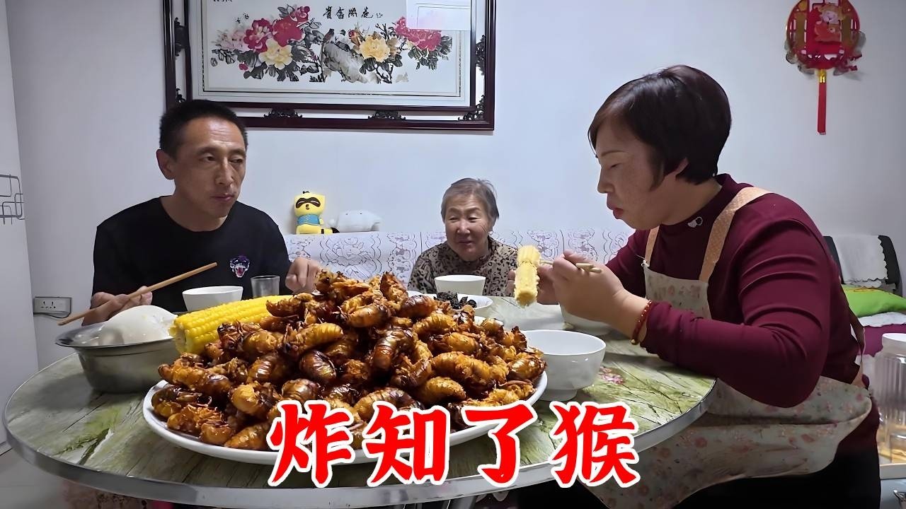 夫妻俩回家扫雪，灌装粮食上架橱窗，大姐给的知了猴炸一盘挺香 #美食 #记录真实生活