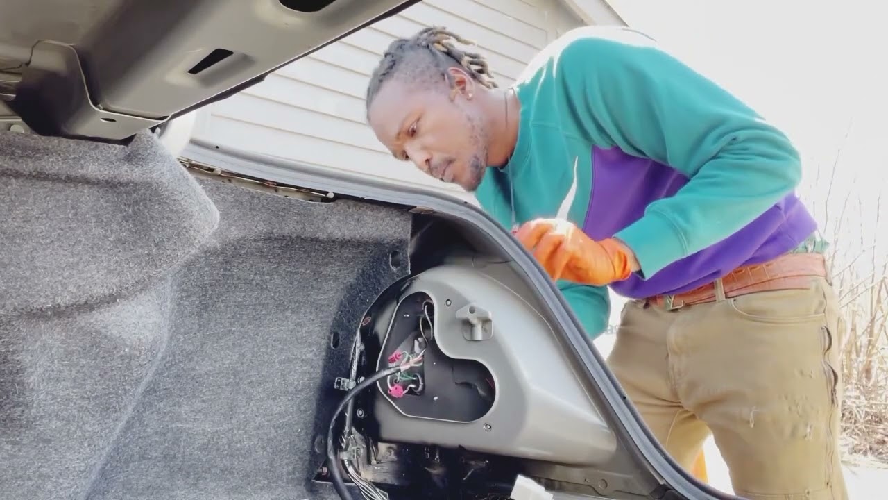 How to replace a passenger tile light assembly on an 2003 Toyota Avalon
