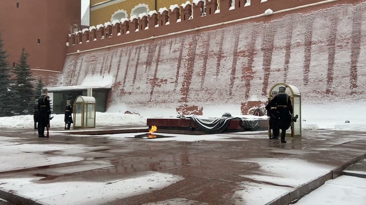 Москва , Александровский Сад . Смена караула Февраль . 