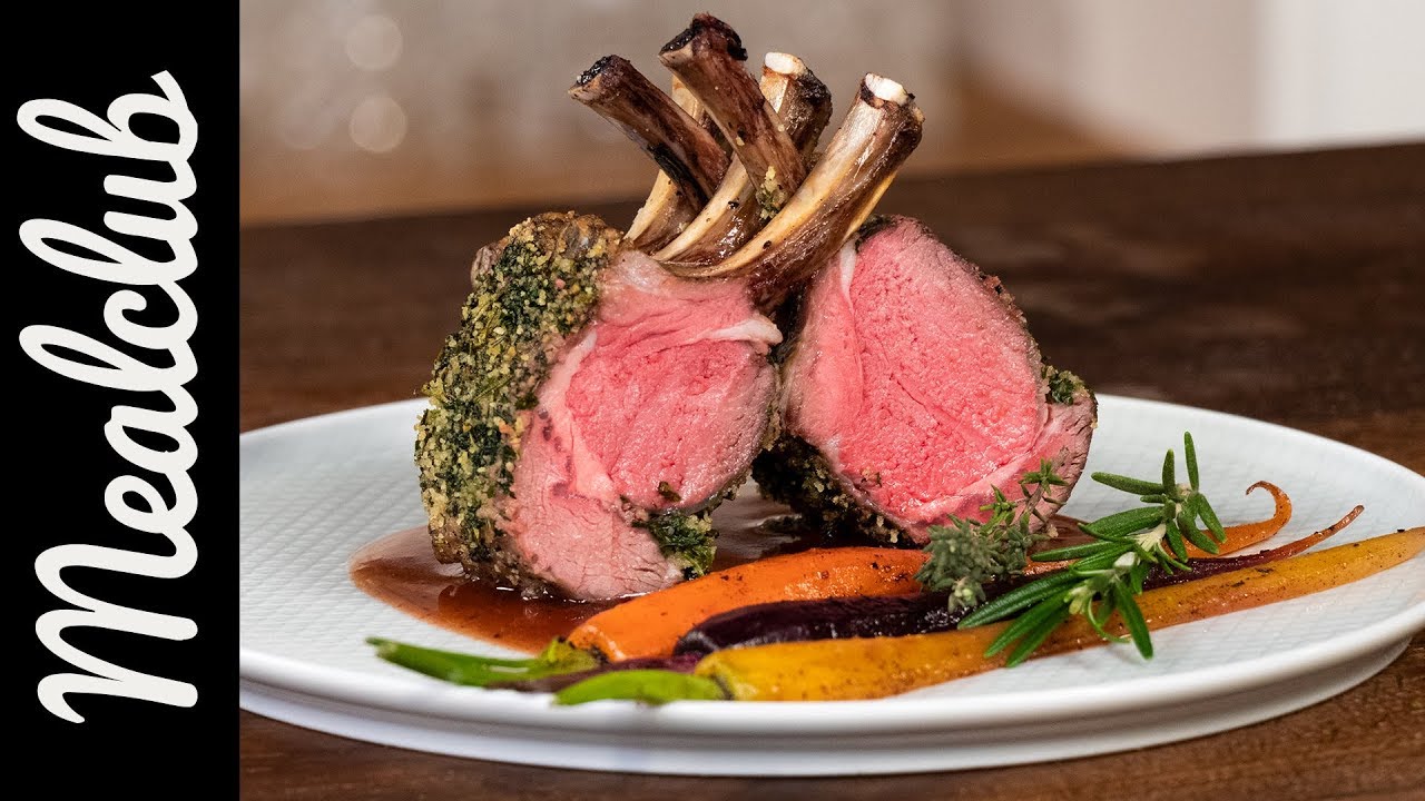 Lammkarree mit Kräuterkruste, Rotweinsoße und bunten Möhren I MealClub