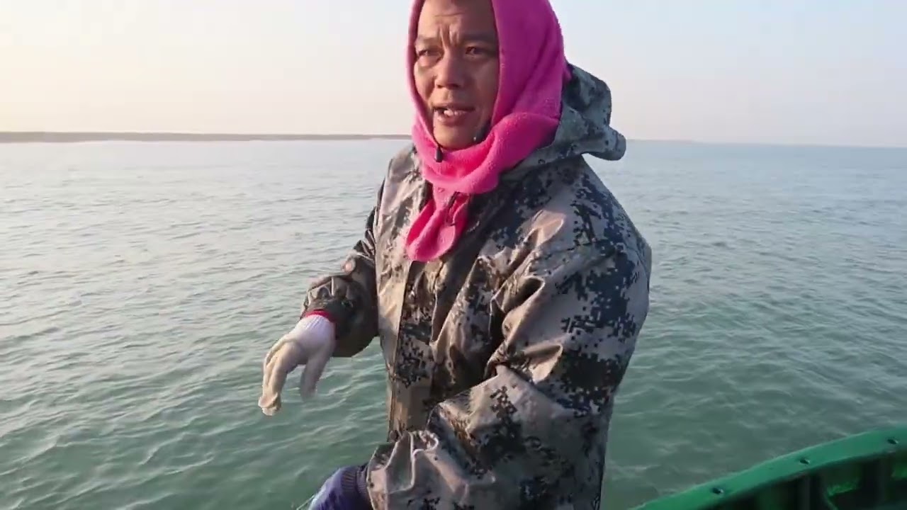 【老四赶海的作品】老四出海抓鱼大丰收了，直呼开张吃一年，带两个桶去全...