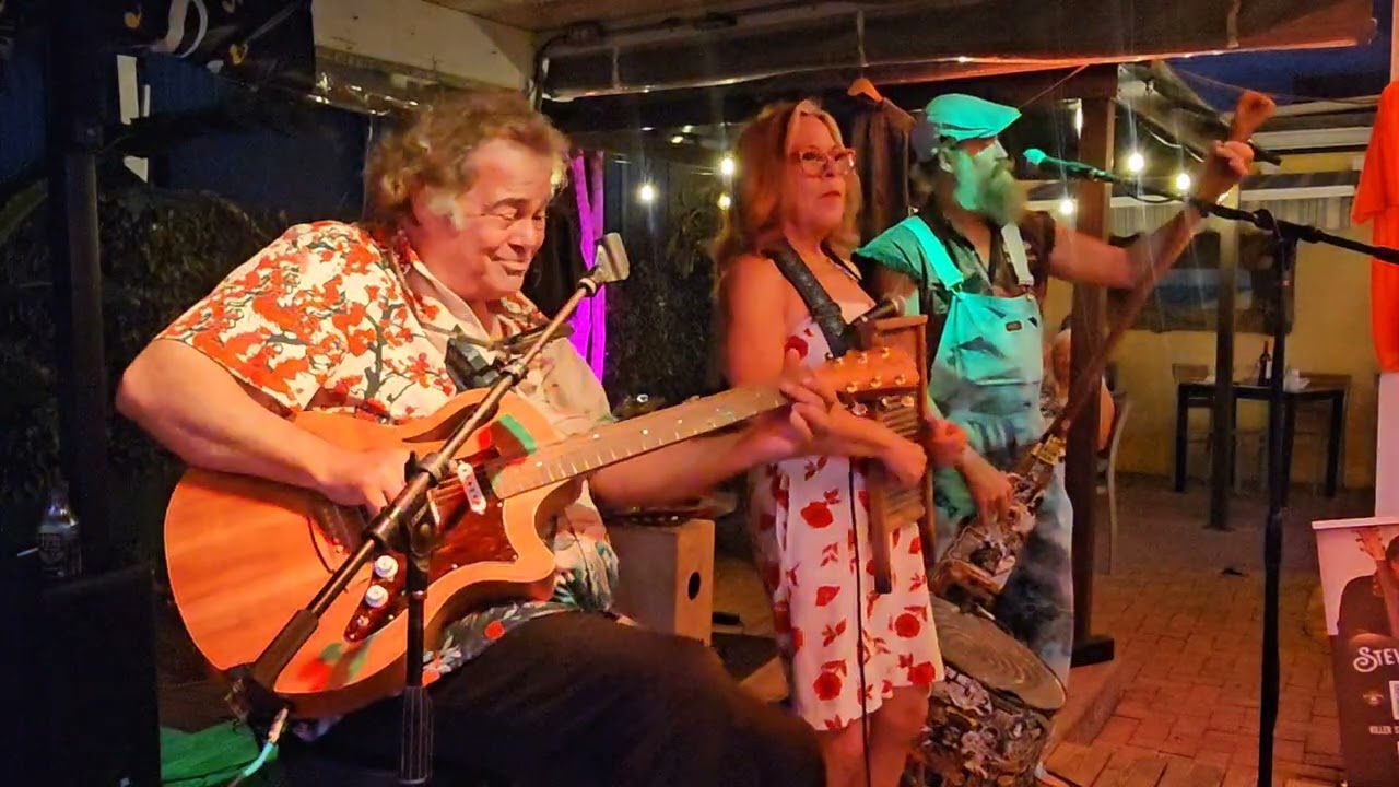 Liz Mandeville Surprises Stumpy Joe & Steve Arvey @ A Gig And Jumps On Stage With Her Washboard