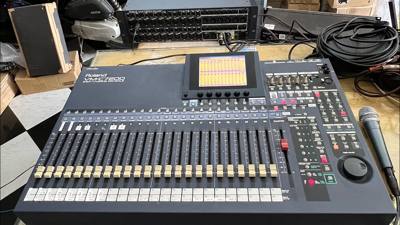 ROLAND VM -C7200 .   24 input .Out 12