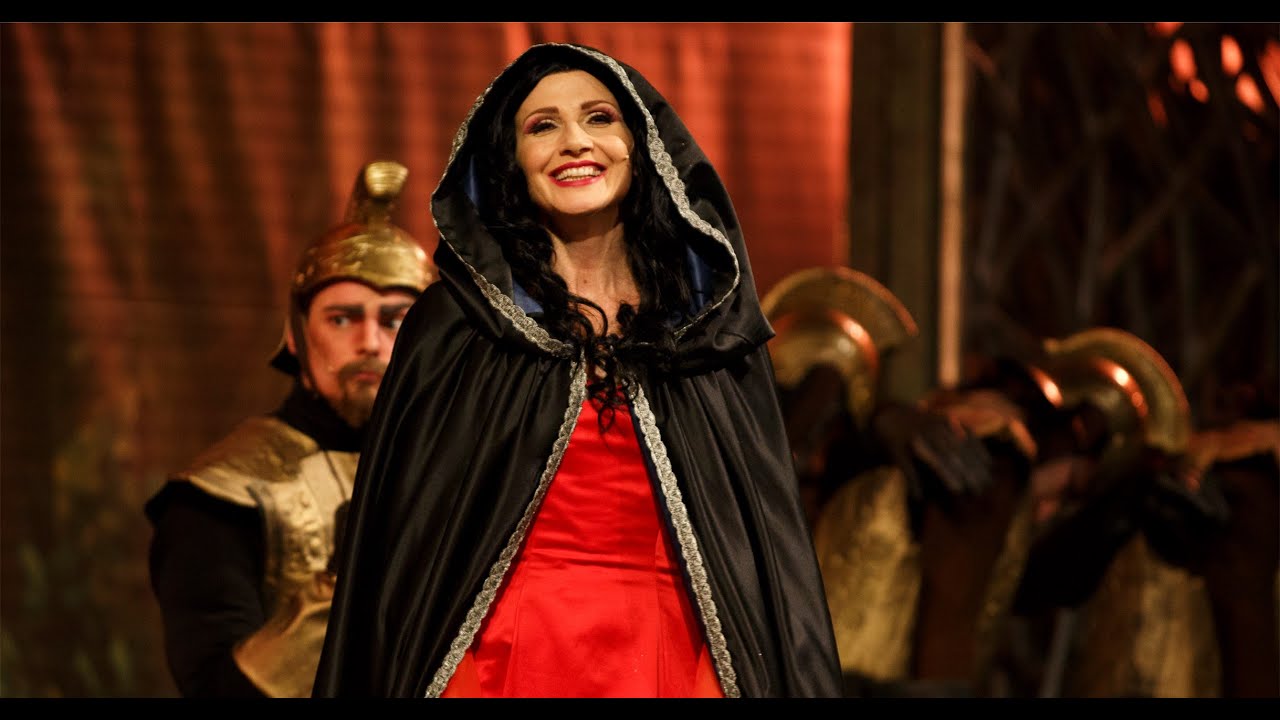 LORELLA CUCCARINI IN RAPUNZEL IL MUSICAL