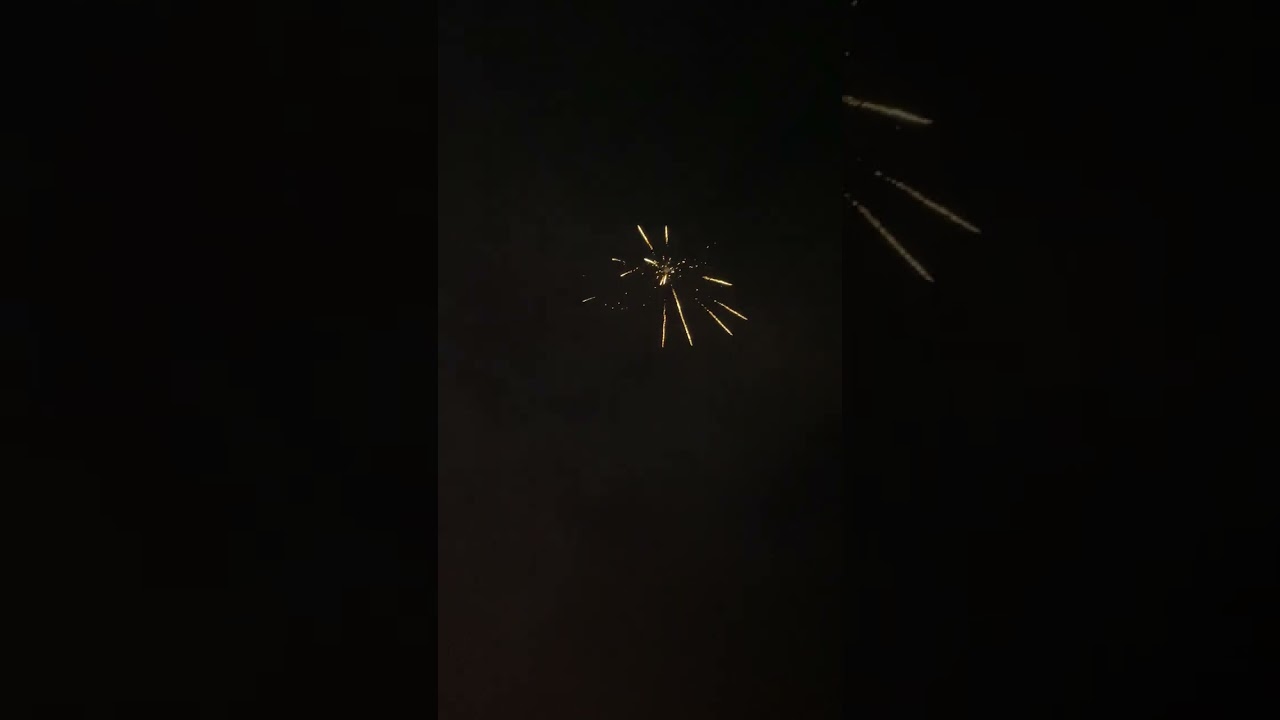 Fyrværkeri test: World Of Fireworks - Howling Rockets vs SFAC - Drønnert