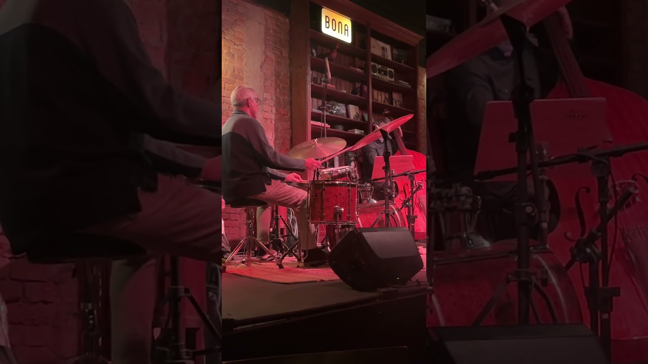 Tutty Moreno - Sambaqui Jazz Trio - Retrato em Preto e Branco (Tom Jobim/Chico Buarque) 