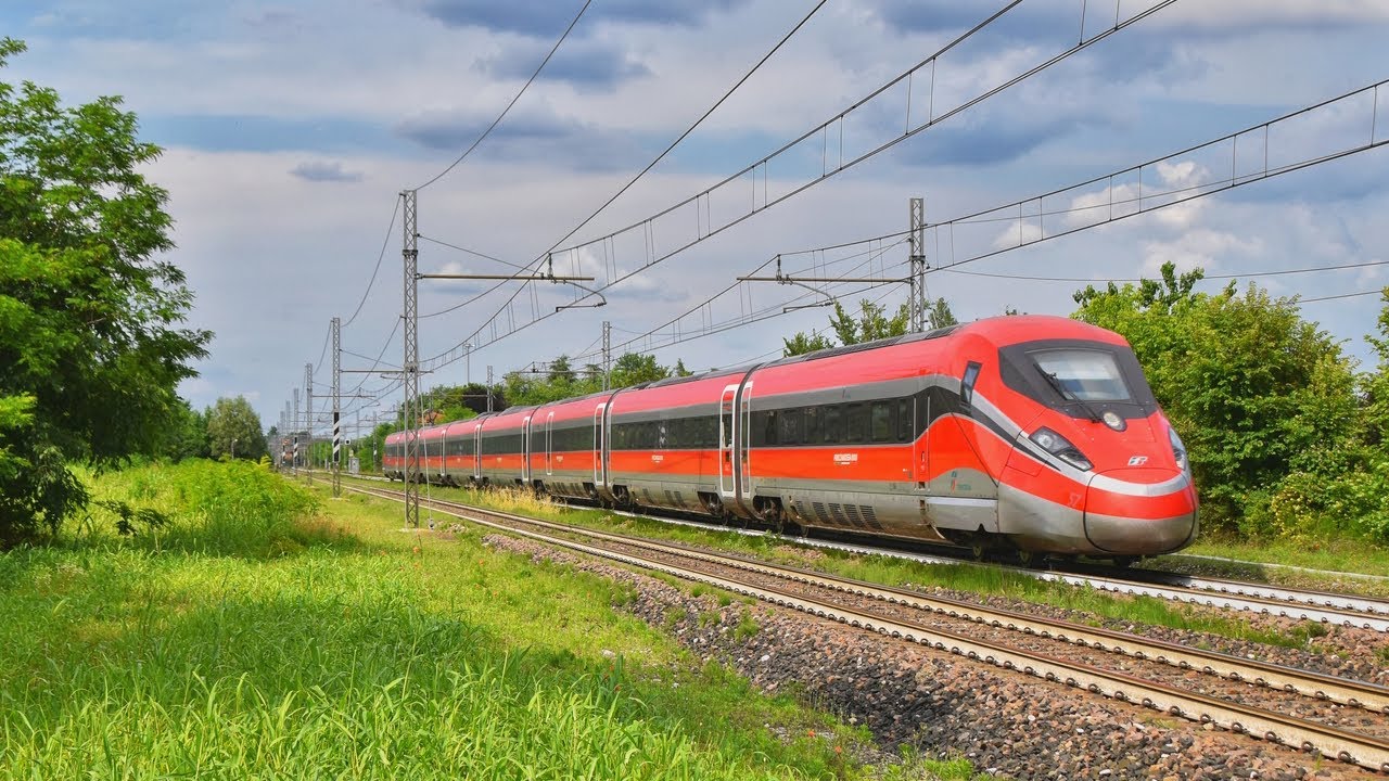 Treni veloci sulla ferrovia Padova - Bologna nella stazione di Abano
