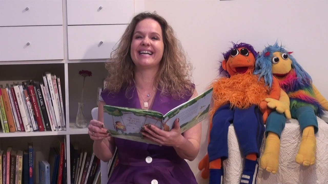 הסופרת יעל פדר מקריאה חלק מספרה - הגוף שלי הוא רק שלי