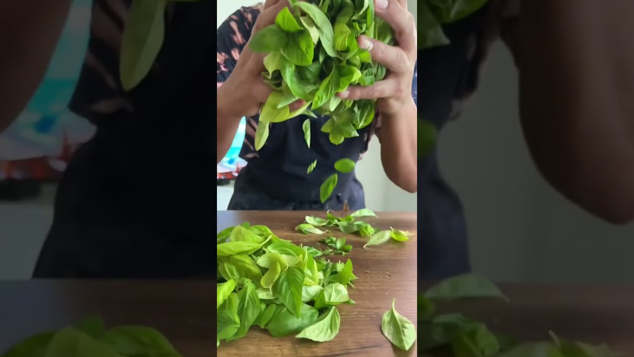 WHAT&rsquo;S THE BEST OIL? - BASIL OIL 🍃#shorts #basiloil #homemadeoil #flavoredoil #easyrecipes #eatrico