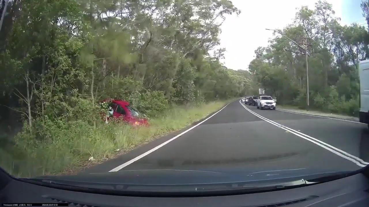 Accidents in Australia - dashcam captures a single car crash.