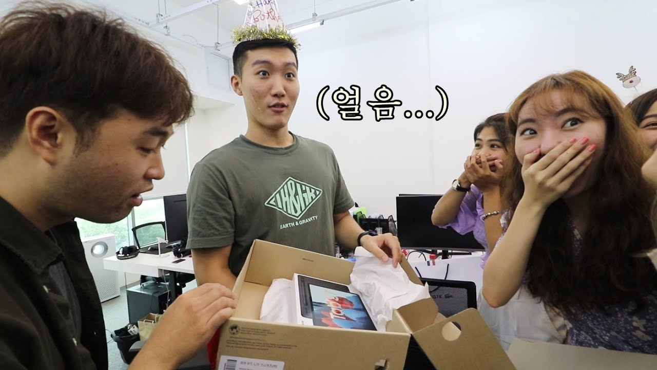 고생한 직원에게 생일 선물로 100만원짜리 갤럭시탭S7을 선물했더니 반응은? 그대로 얼음...