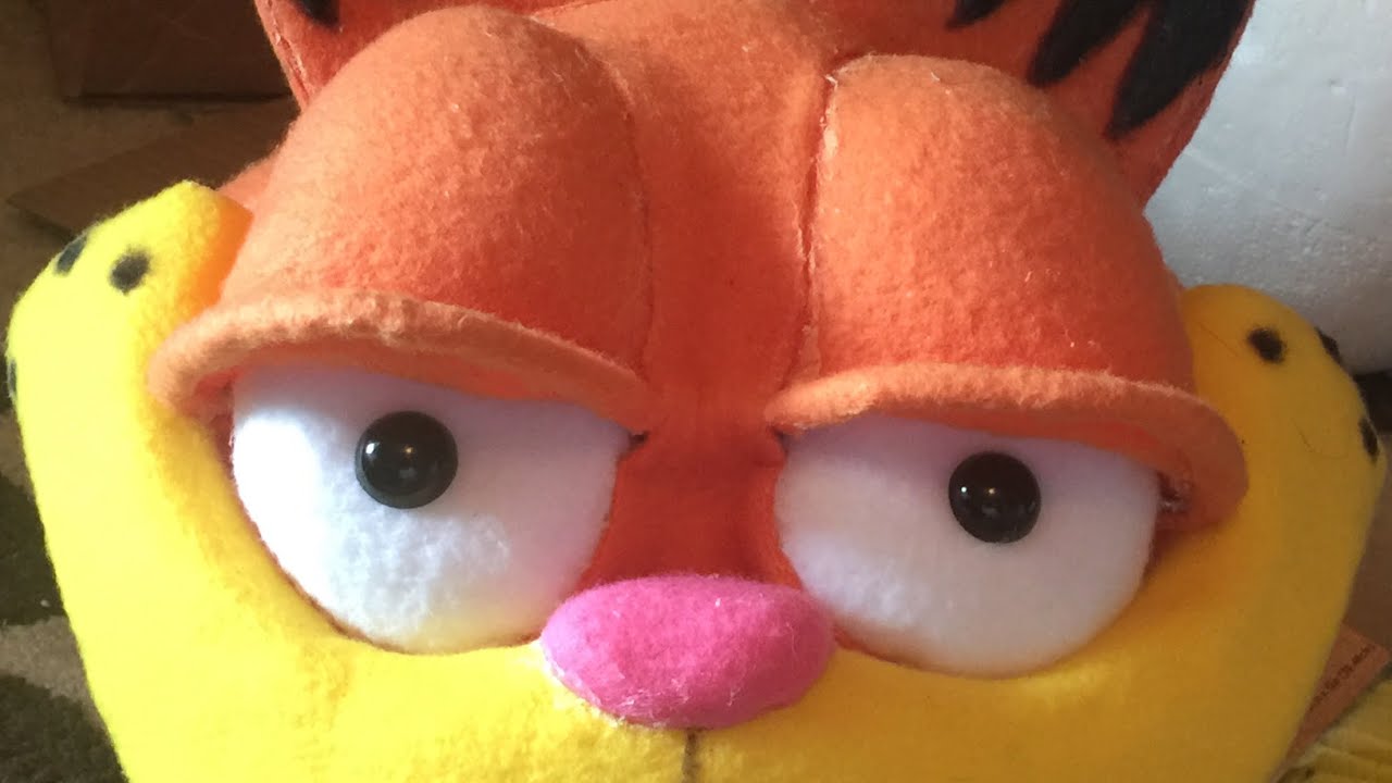 Making a Garfield Puppet!