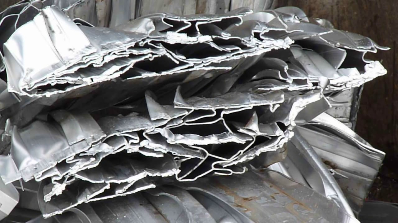 Przecinanie profili aluminiowych na nożycy Kajman Automatic 700 - gilotyna nożyce do złomu aluminium