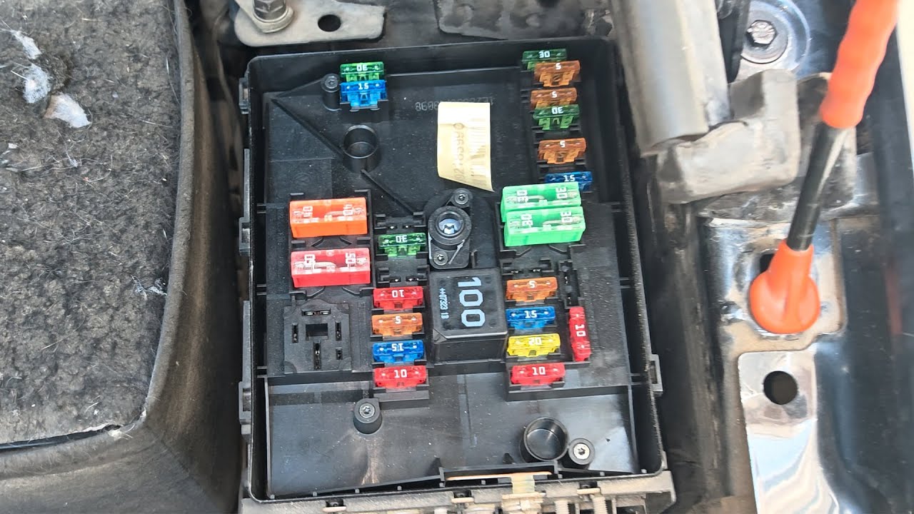 VW Golf Plus 2007-2008 Fuses Manual in Greek & Location Where (&Pi;ί&nu;&alpha;&kappa;&alpha;&sigmaf; &Alpha;&sigma;&phi;&alpha;&lambda;&epsilon;&iota;ώ&nu; & Golf, Golf GTI)