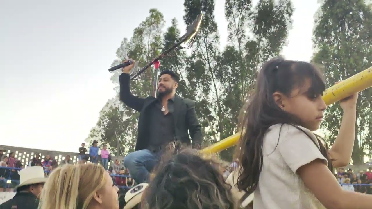 El Tejón y su Banda la Sublime en la Primo Tapia #jaripeo #bailes #toros