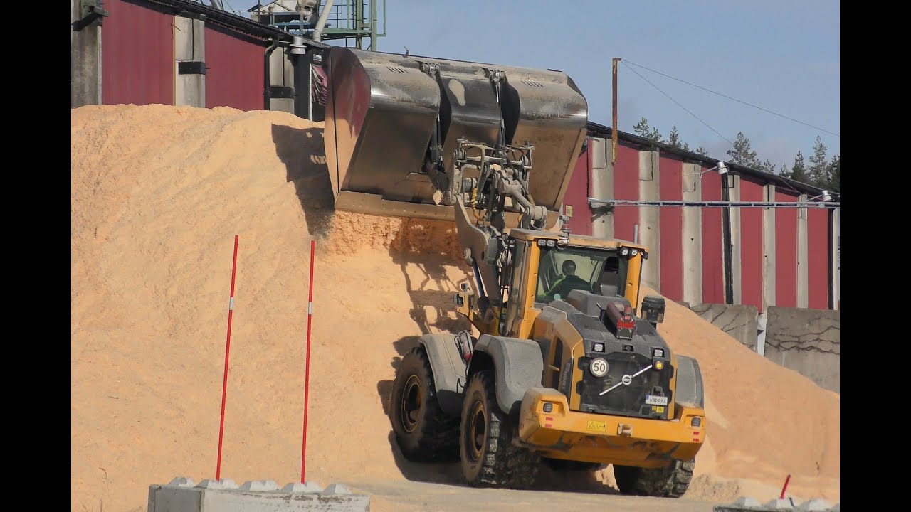 Volvo L120H With High Tipping Bucket (4K)