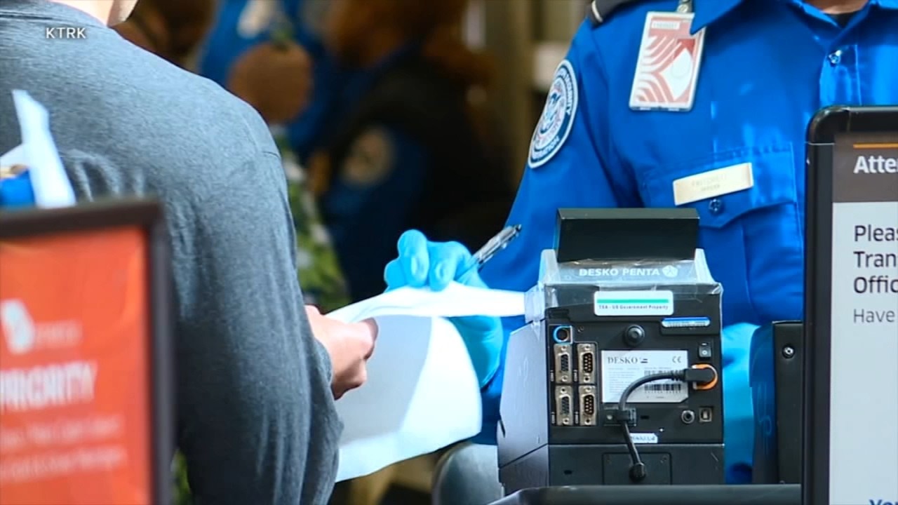 Сотрудники TSA работают без оплаты; продовольственный банк в районе залива Сан-Франциско предлага...