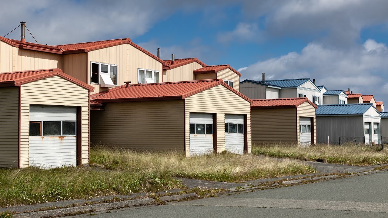 6000 people used to live here... What's inside ADAK Alaska's ABANDONED military houses?