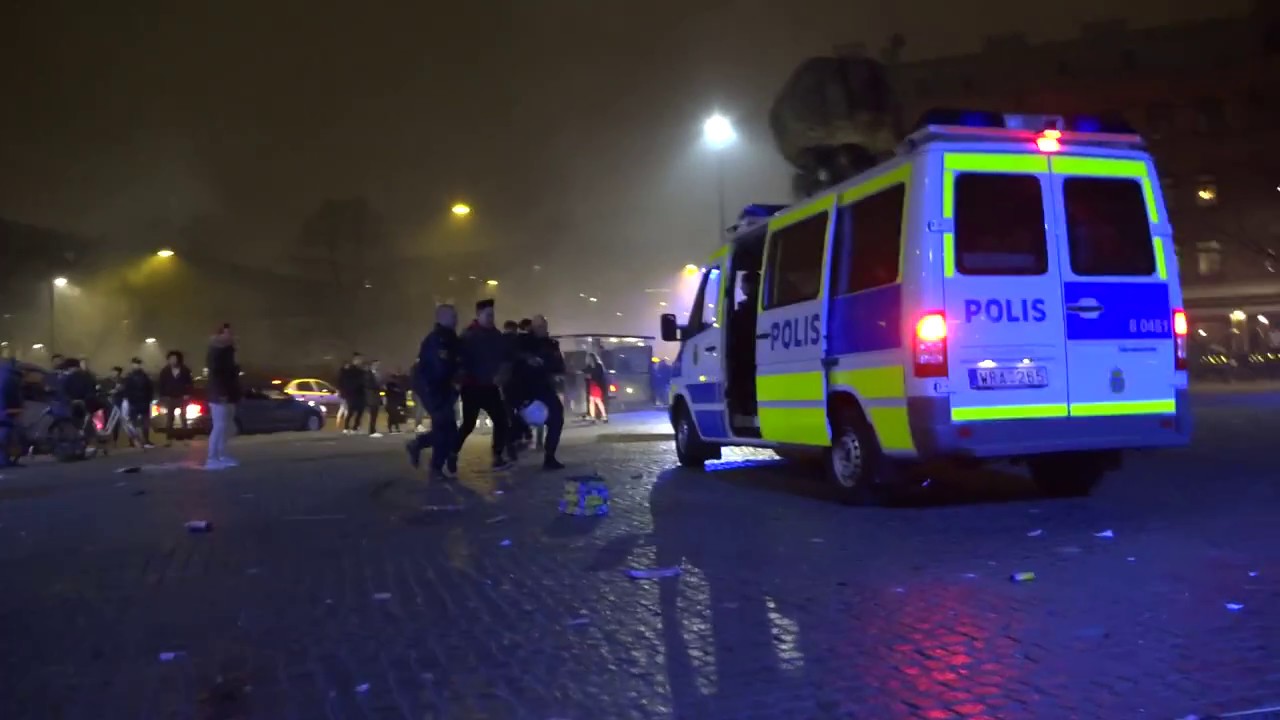 Fyrverkerier sköts vårdslöst mot människor.