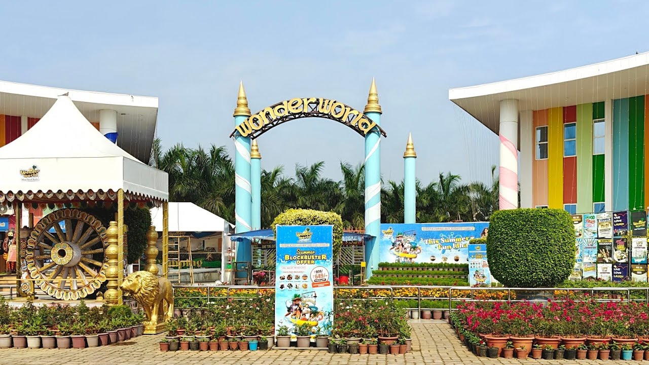 Enjoying in Wonder World Water Park