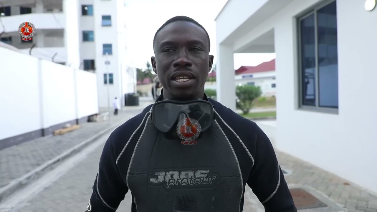 KIJANA MMOJA AZAMA KWENYE BAHARI YA FORODHANI