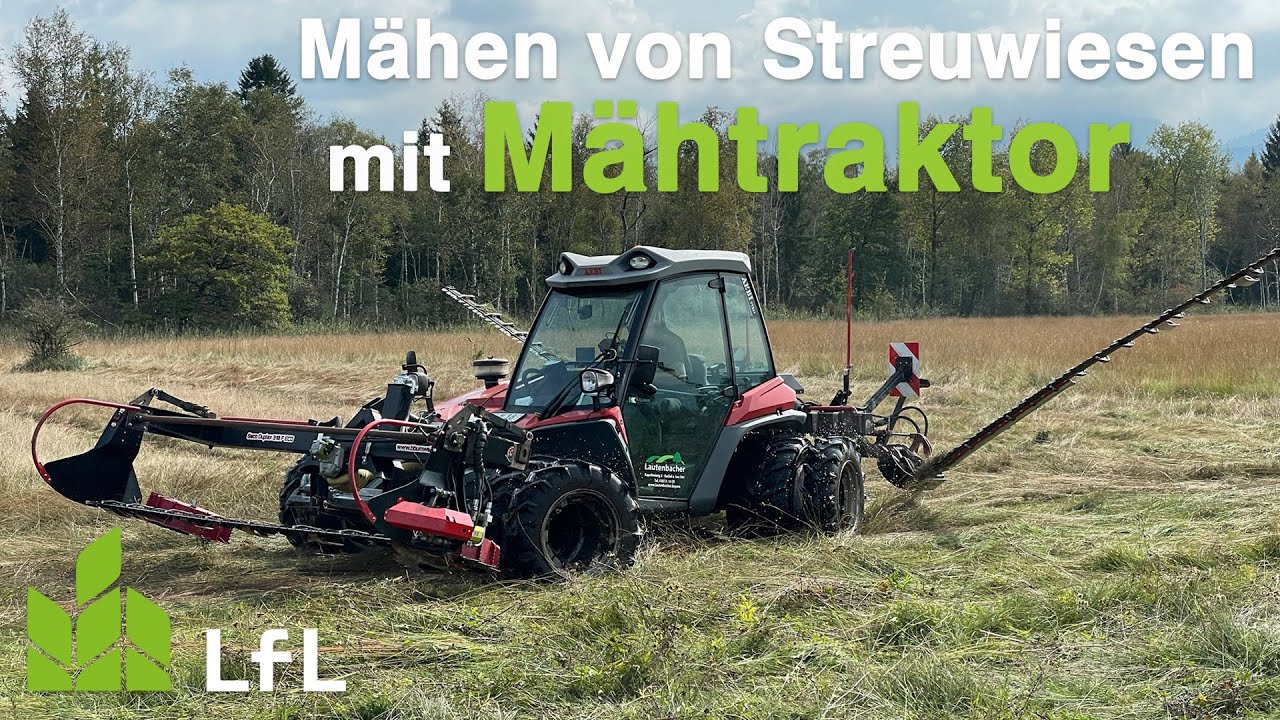 M&auml;hen von Streuwiesen mit selbstfahrendem M&auml;htraktor mit Doppelmesser