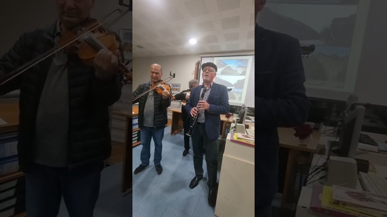 Νου τ' ριντ', Ντι κουνjk , τραγούδι και κλαρίνο Στέργιος Πουρνάρας
