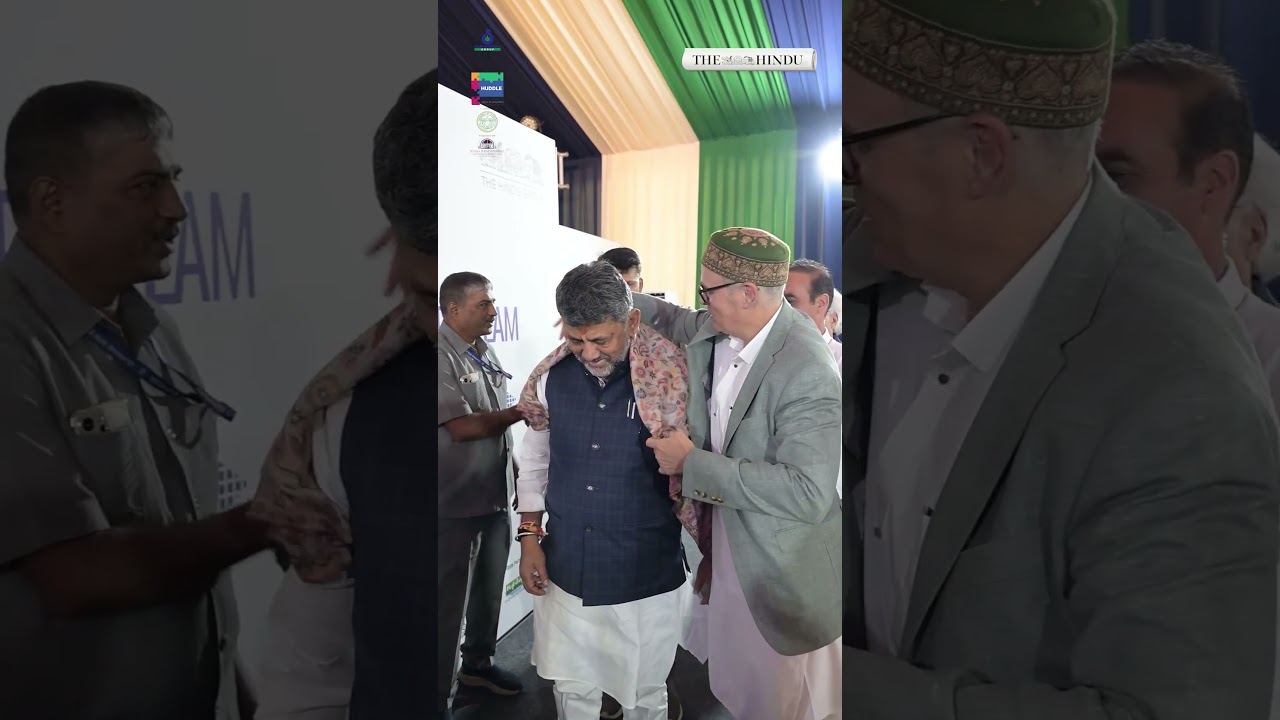 At Hindu Huddle, Omar Abdullah felicitates DK Shivakumar with shawl