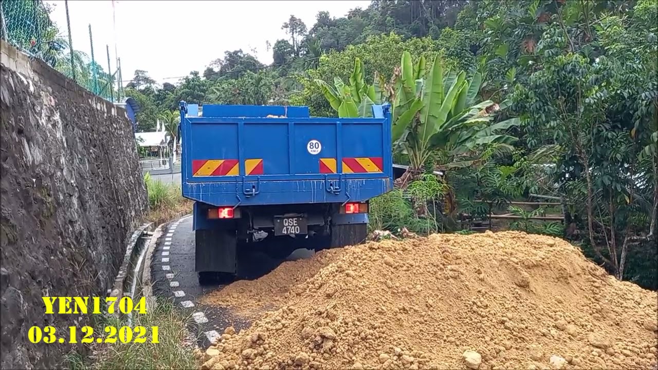 Daihatsu Super Delta Tipper Unloading Soil 2nd Lorry