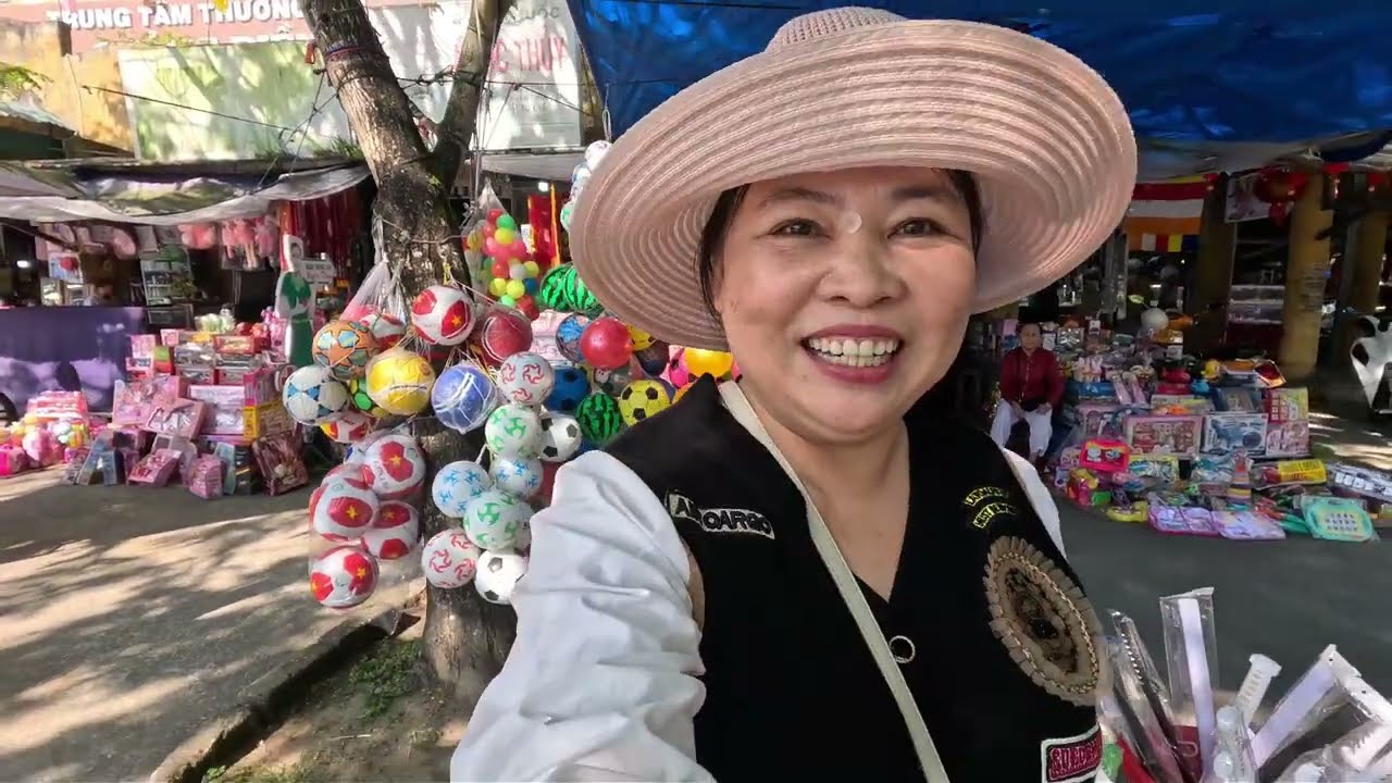 Chợ Sia đẩu năm Bính Ngọ vui quá khi được quý Cô ở xa ghé thăm các Mẹ già | Trân Trân Huế thương 