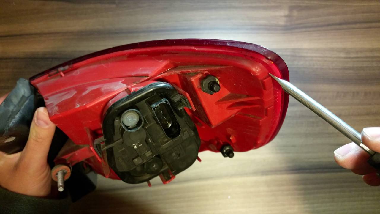 Audi A6 C6 4f,how remove the glass?rear light LED