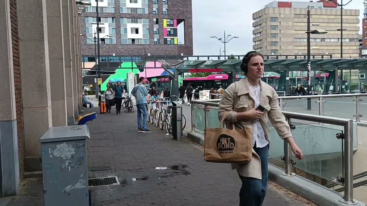 03.05.2025 Nijmegen/HOLLANDA Tren ve Otobüs İstasyonları.